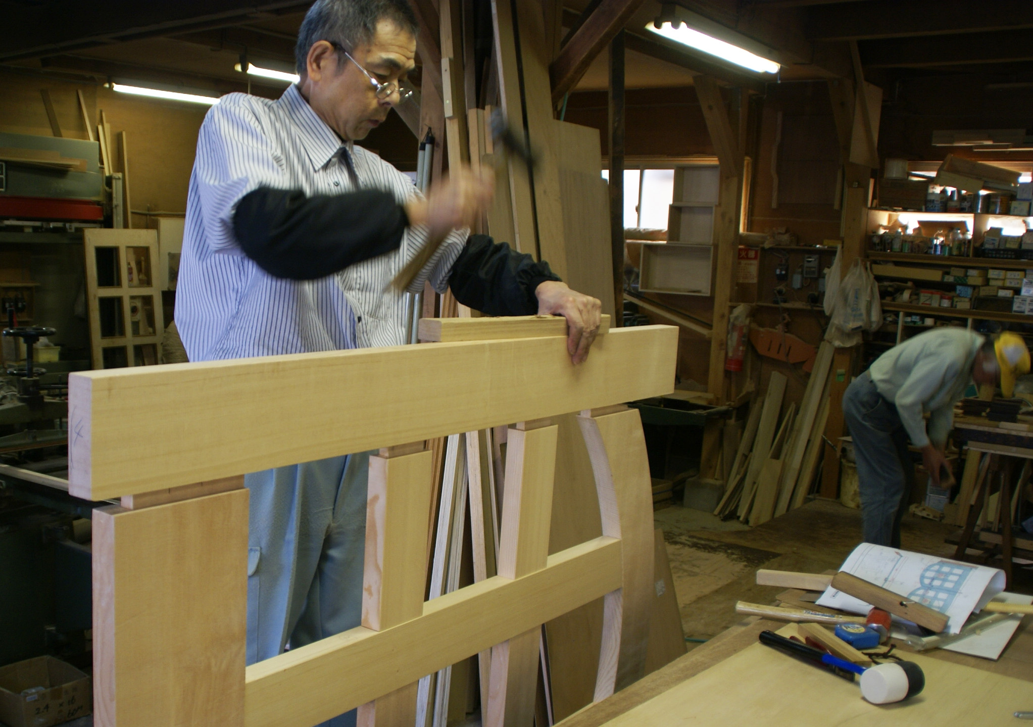［木01］老練な建具職人、釘を使わない匠の技