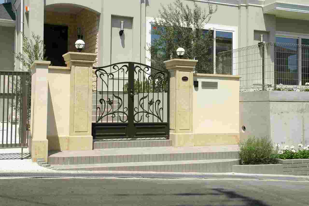 ヨーロピアンデザイン輸入住宅の外構工事、国産［黄竜山石］の門柱,ローアイアン門扉 サブ画像