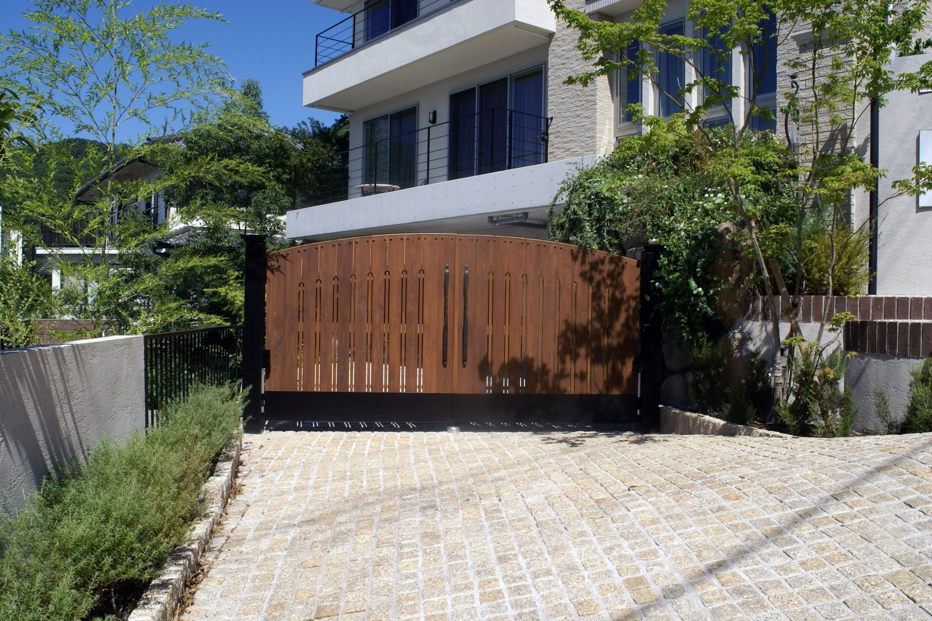 洋風住宅にマッチしたトータルエクステリア［芦屋市の外構工事、造園工事］