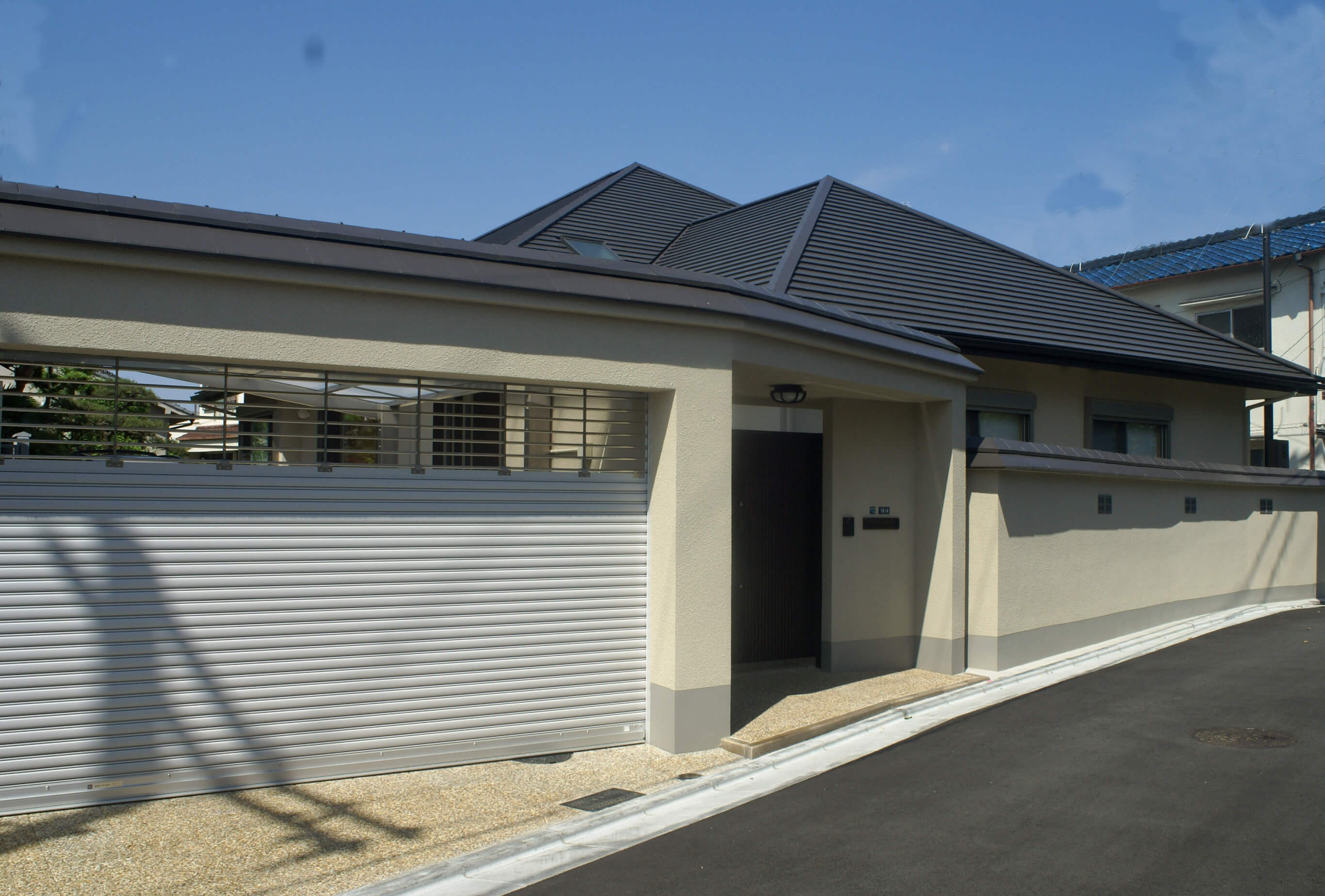 お住まいと一体化した門構え［吹田市の外構工事、造園工事］ サブ画像
