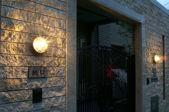 屋根のある門、御影石の門［守口市の外構工事、造園工事］ サブ画像