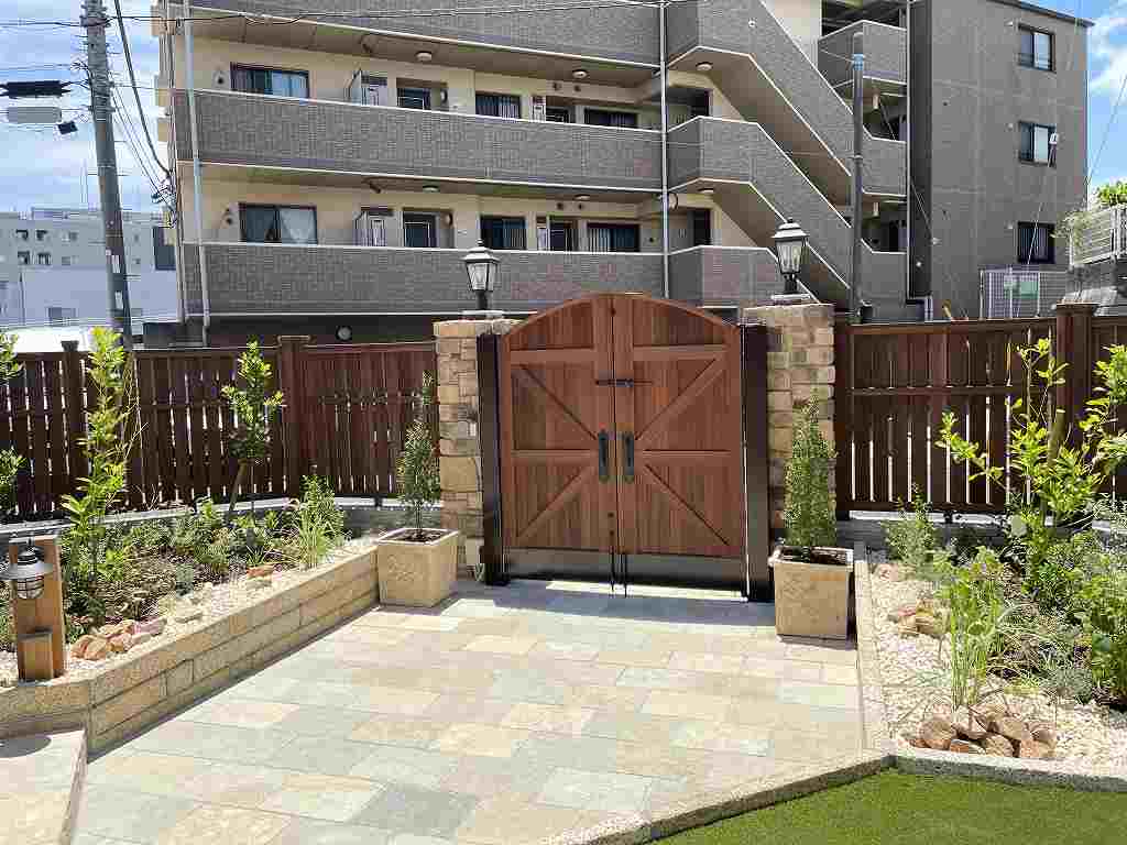輸入住宅の門構［横浜市の外構工事］ サブ画像