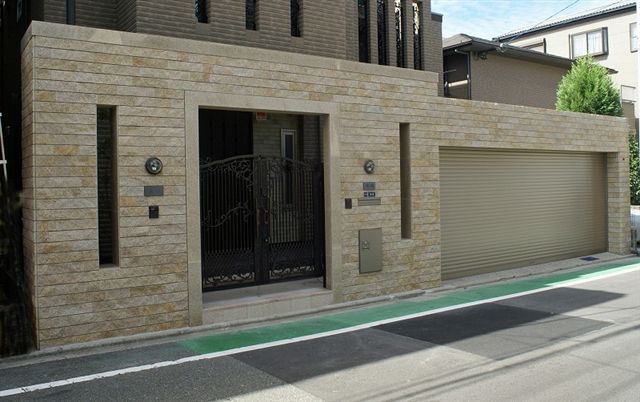 屋根のある門、御影石の門［守口市の外構工事、造園工事］